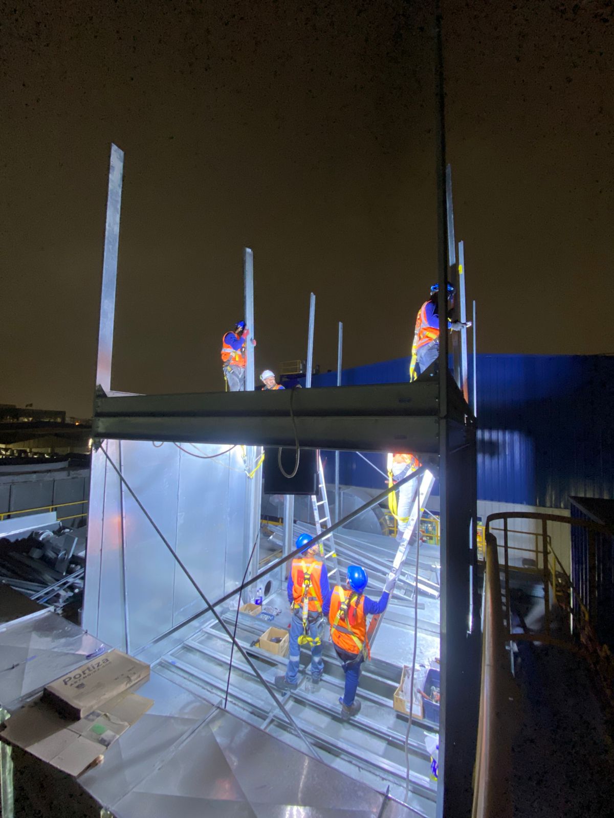 Montaje técnico de torre de enfriamiento